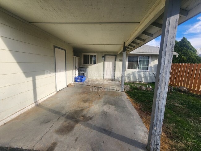 Building Photo - 2213 W 12th Ave