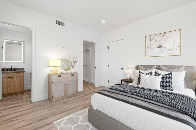 Building Photo - 4916 S Centinela Ave