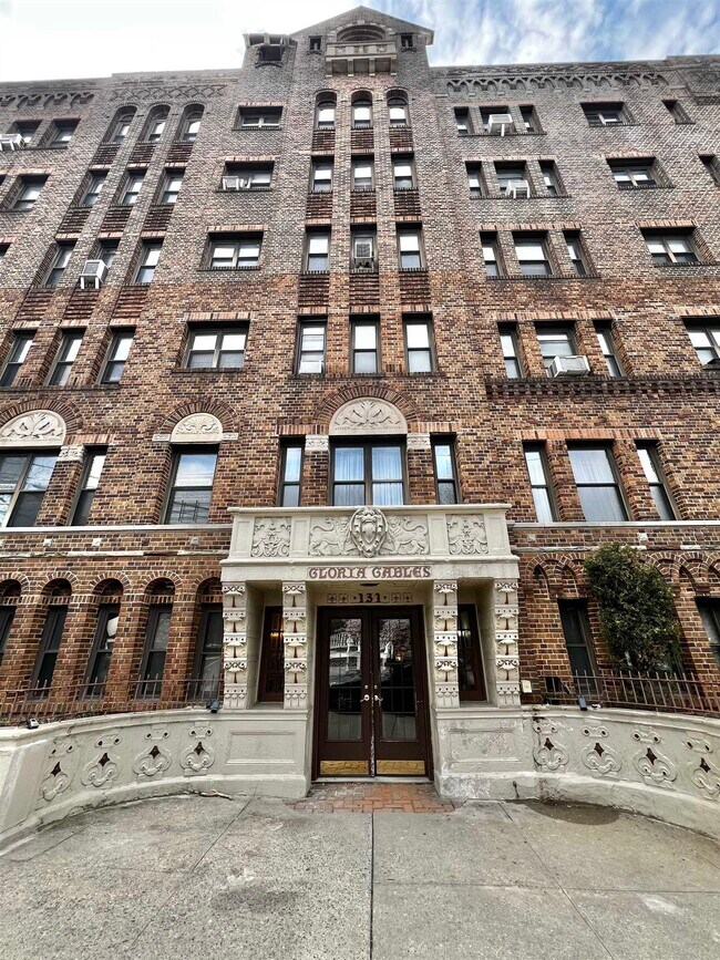 Building Photo - 131 Kensington Ave