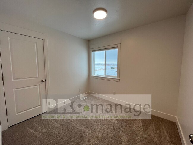 Foto del edificio - 3 Bed, 2 Bath Town Home w/ 2 Car Garage