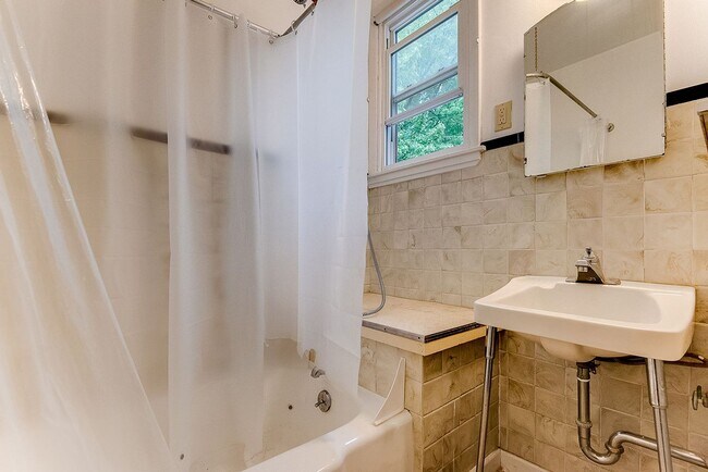 Foto del edificio - 1912 Roblyn Ave