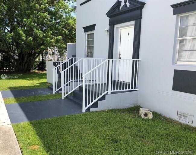 Building Photo - 1770 Normandy Dr
