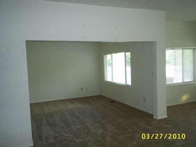 Fotografía del edificio - 1325 E Warm Springs Ave