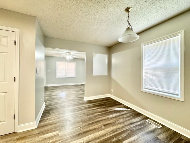 Building Photo - 3 BR Unit Near Shoppes on Elm