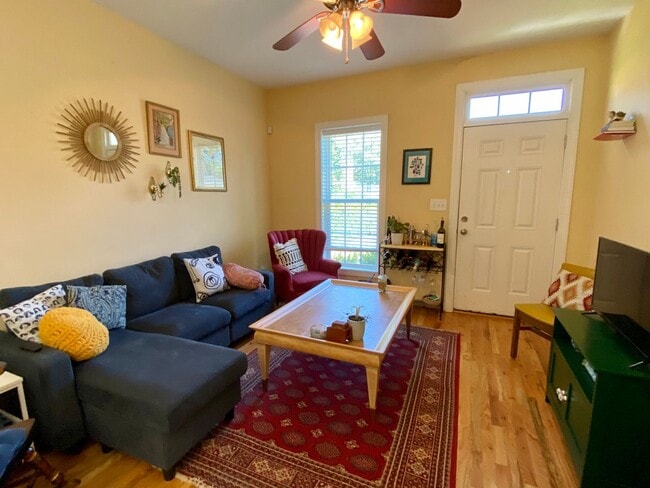 Building Photo - 3925 Lexington Dr