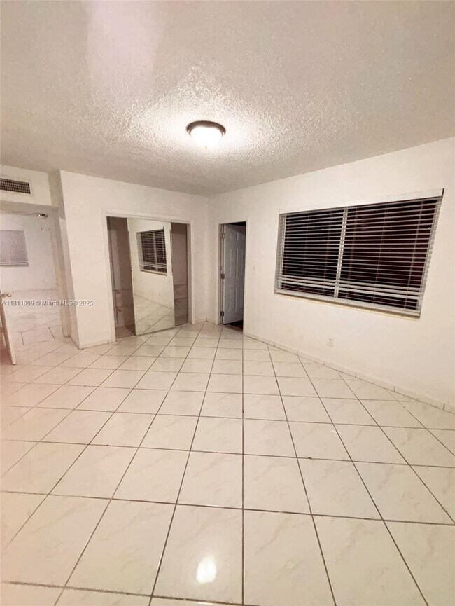 Foto del edificio - 2101 Calais Dr