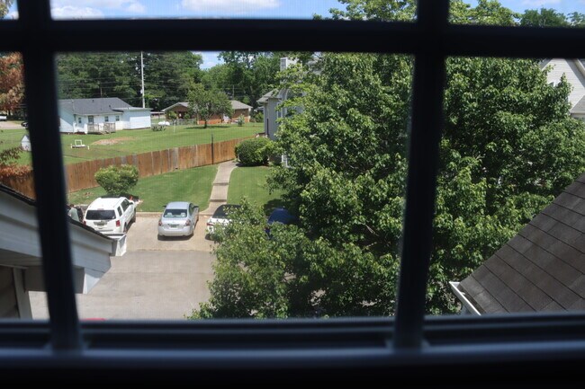 Mirando desde la ventana del piso de arriba - 1057 Stones Throw Dr NW