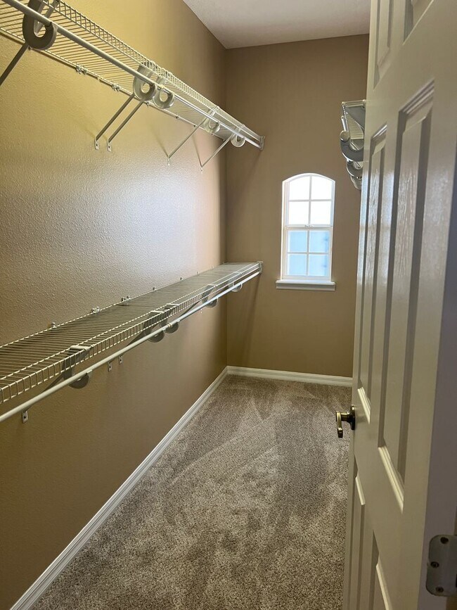 Building Photo - 2/2.5 Townhome in desirable Barclay Reserve!