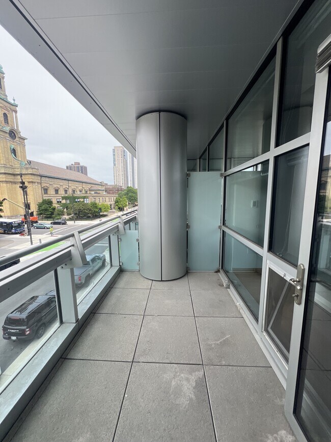 Foto del edificio - 545 E Wells St