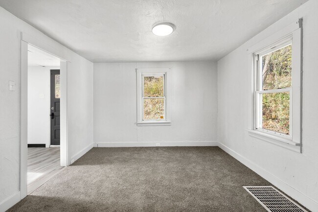 Foto del edificio - Stunning 3 bedroom home in Penn Hills avai...