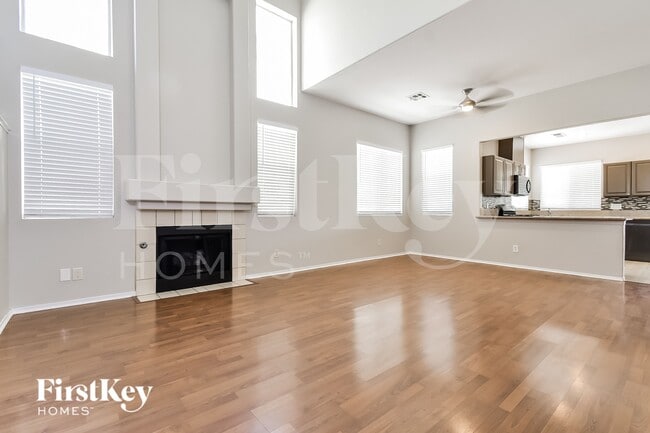 Foto del edificio - 2412 Silver Shadow Dr