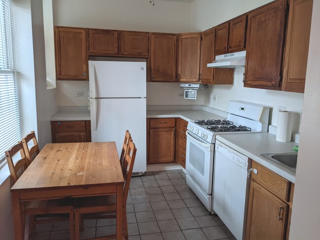 Building Photo - 4915 N Avers Ave