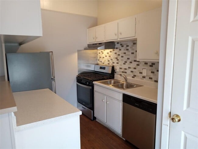 Foto del edificio - 606 W 51st St