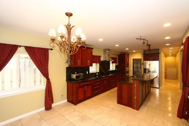 Foto del edificio - Large 4 bedroom, 3 bath, 4+ parking, gated single family house in Kalihi