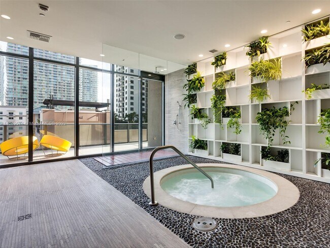 Foto del edificio - 45 SW 9th St
