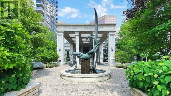 Photo du bâtiment - 15-1815 Greenview Ave