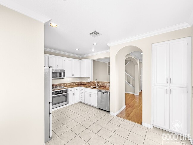 Foto del edificio - Modern 3-Bedroom Home with Backyard, Beaut...