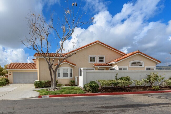 Building Photo - Golfer's Paradise in Eastlake Greens
