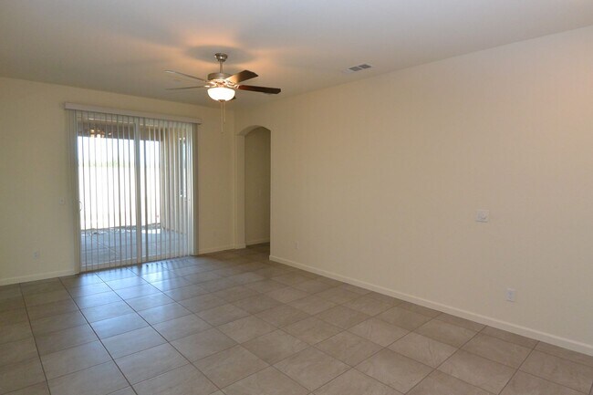 Foto del edificio - Newer northwest Visalia home in Ashton Park Gated Community
