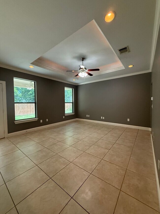 Foto del edificio - Beautiful 4 bedroom 2 bath home centrally located for added convenience