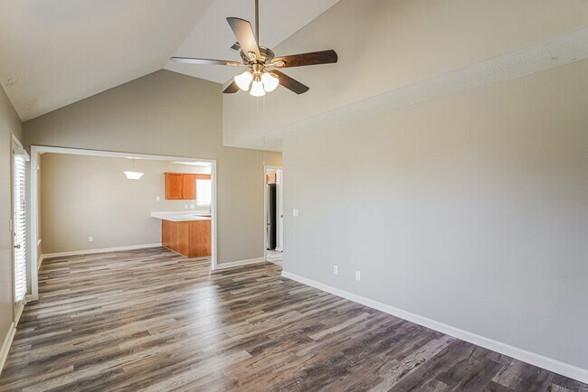 Foto del edificio - 1057 Tom Hailey Blvd