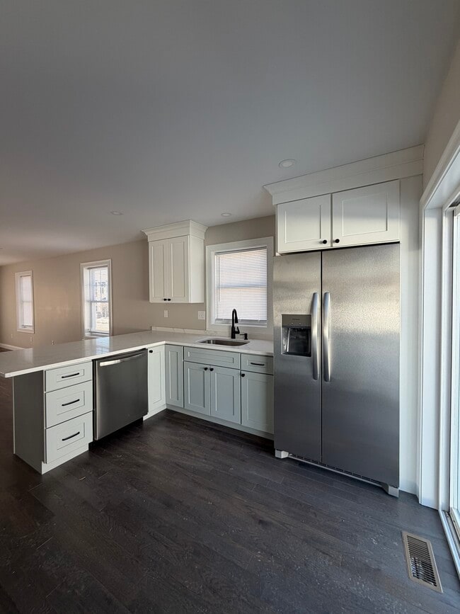 Building Photo - 93 Waterman Ave