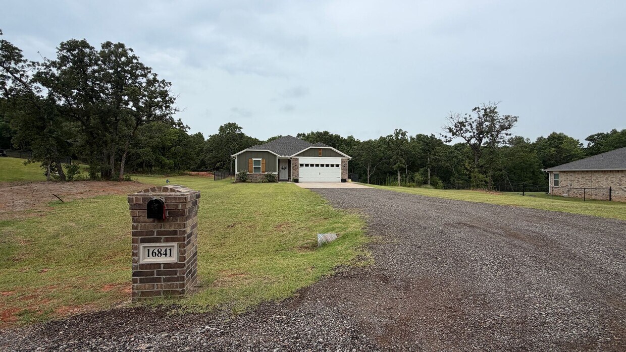 Beautiful 3 Bedroom, 2 Bathroom on a 1.91 Acre Lot in Ridge Creek Addition! - Beautiful 3 Bedroom, 2 Bathroom on a 1.91 Acre Lot in Ridge Creek Addition!