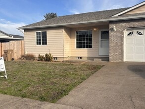 Building Photo - 3961 SE Azalea Ave