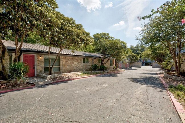 Building Photo - 2017 Bluebonnet Ln