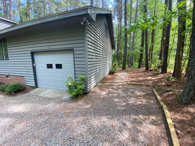 Foto del edificio - 3 bedroom 2 bath with bonus room. peaceful...