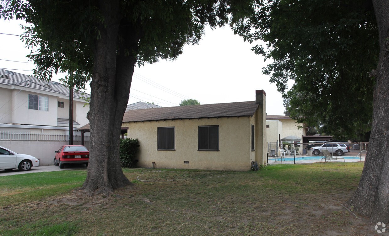 Building Photo - 11826-11836 Deana St