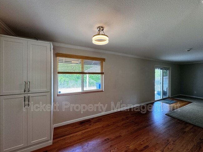 Building Photo - 2270 Madrona Dr SE