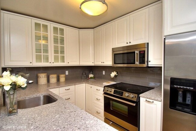 Stainless steel appliances - 934 Peninsula Ave