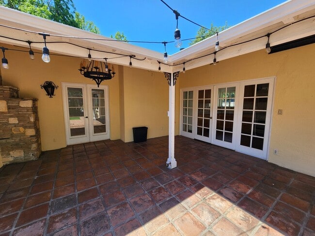 Building Photo - **COMING SOON**!! Gorgeous 3 beds | 4 bath...