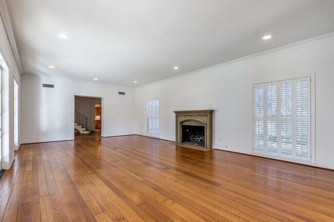 Foto del edificio - 5-BEDROOM ALAMO HEIGHTS ESTATE