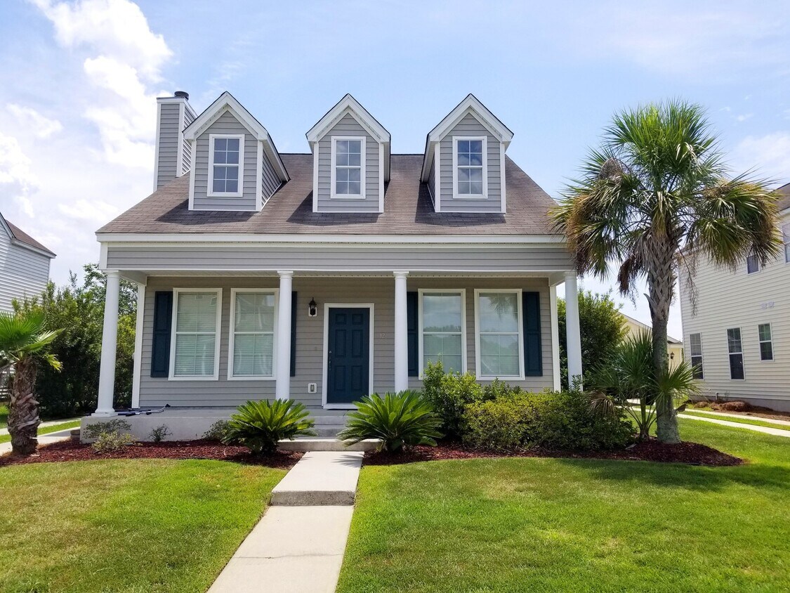 Foto principal - *Available Now** 4 bedroom, 2.5 bath home ...