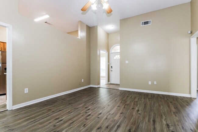 Foto del edificio - 5591 Walden Ridge Dr