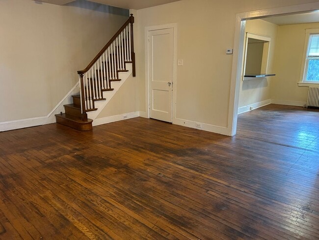 Foto del edificio - Beautiful 3 Bedroom End of Row Townhome in...