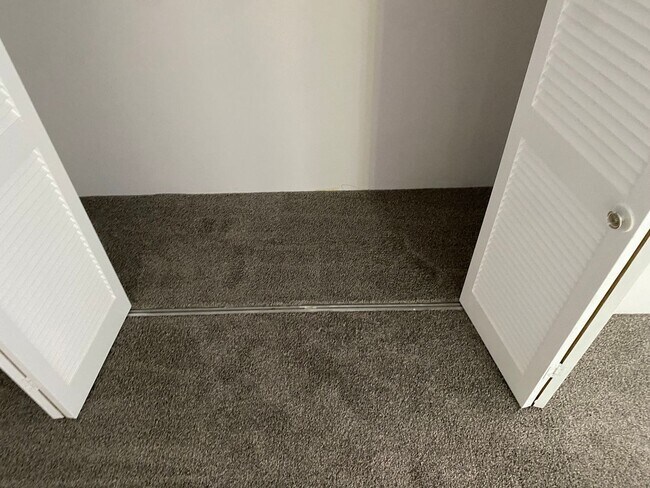 Foto del edificio - LEASE NOW AND ENJOY 50% OFF 2ND MONTH! Spa...