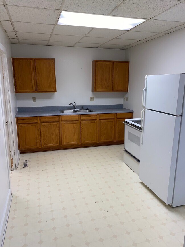 Kitchen - 109 W 4th St