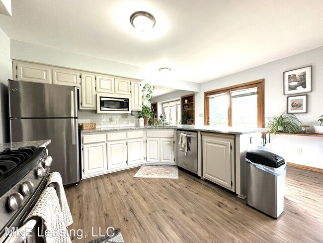 Building Photo - 3 br, 2.5 bath House - 5641 W Abbott Ave