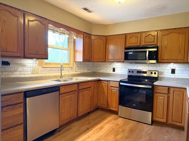 Foto del edificio - West Knoxville 37921 - Great Location! 3 bedroom 2.5 bath home w/bonus room - Call Adam Sharp (86...