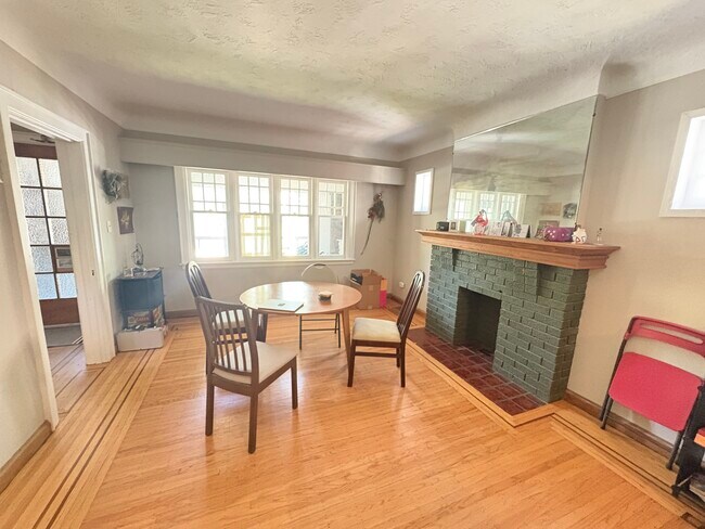 Photo du bâtiment - Charming 3 Bedroom Detached Home In Westdale