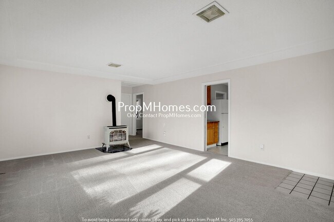 Foto del edificio - Cozy Two Bedroom Home in Willamette on a Massive Lot!