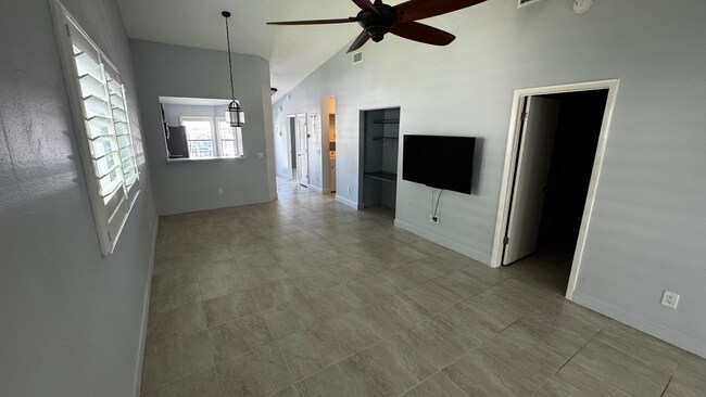 Sala de estar/comedor luminosa - 163 Breezeway Ct