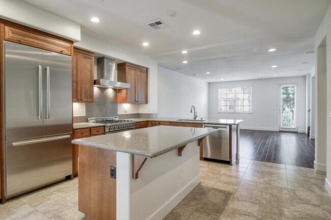 Building Photo - 117 Avellino Way