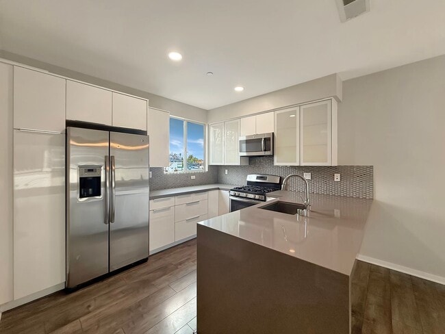 Building Photo - Stunning 3BD/3.5BA Townhome in Ocean Beach with 2-Car Garage, Private Balcony & In-Unit Laundry