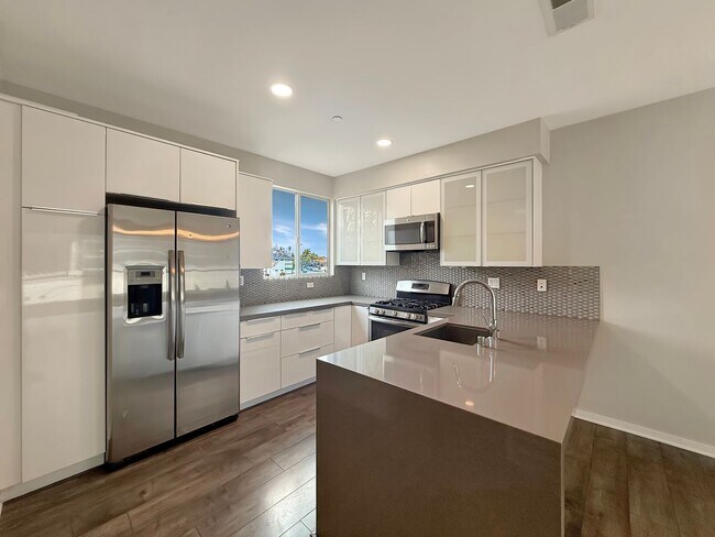 Foto del edificio - Stunning 3BD/3.5BA Townhome in Ocean Beach with 2-Car Garage, Private Balcony & In-Unit Laundry