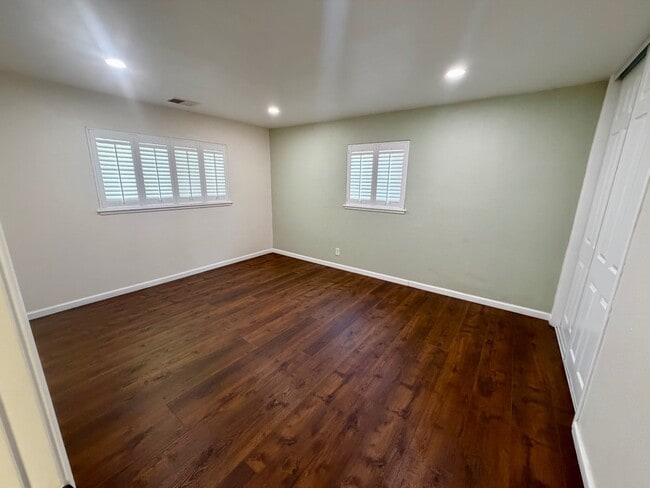 Building Photo - 1304 Louis Dr