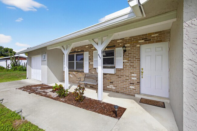 Building Photo - 607 SE Forgal St